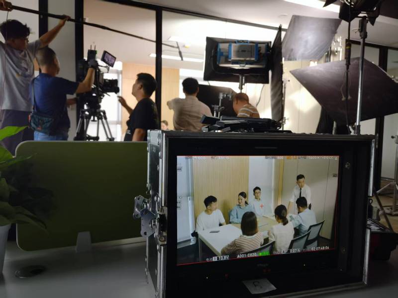 铁山区TVC拍摄公司：科技产品视觉化大师，诠释未来感与功能美学